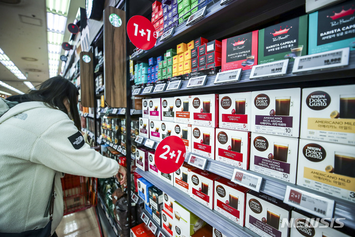 [서울=뉴시스] 정병혁 기자 = 6일 오전 서울 시내 대형마트를 찾은 시민들이 커피 제품을 살펴보고 있다. 2022.11.06. jhope@newsis.com