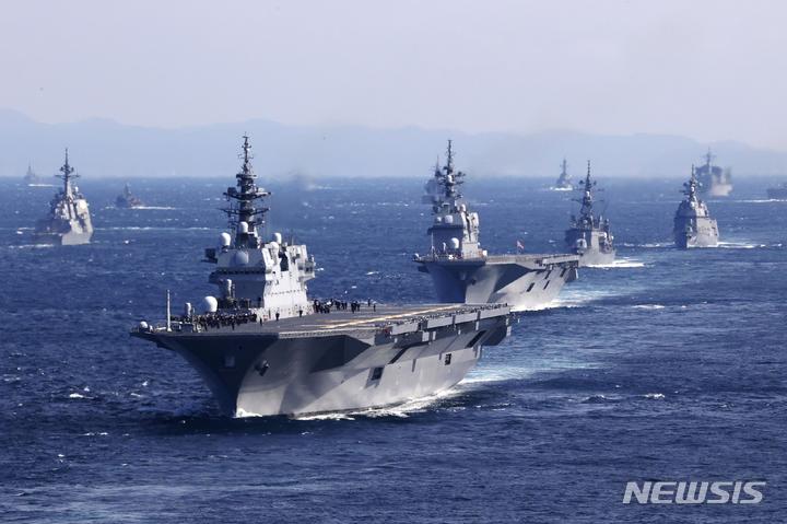 [도쿄=AP/뉴시스] 일본  가나가와현 사가미만에서 6일 일본 해상자위대의 항공모함 '이즈모'가 국제 관함식에 참석하고 있다. 이번 관함식에는 미국, 호주, 캐나다, 인도, 뉴질랜드, 싱가포르, 한국 등 총 12개국의 해군 함정이 참석했고 미국과 프랑스의 항공기 사열까지 더해졌다. 2022.11.06