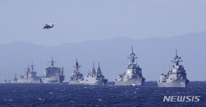 [사가미만=교도·AP/뉴시스]일본 해상자위대 구축함 아사히함(사진 오른쪽)과 다른 군함들이 지난 6일 도쿄 남쪽 사가미만에서 국제 함대 사열에 합류하고 있다. 미국, 호주, 캐나다, 인도, 뉴질랜드, 싱가포르, 한국 등 12개국에서 18척의 군함이 참가했으며, 미국과 프랑스도 검토를 위해 전투기를 파견했다. 2022.11.22.