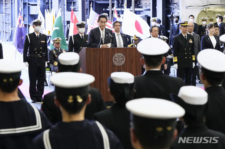 [사가미=AP/뉴시스]기시다 후미오 일본 총리가 지난 6일 가나가와현 사가미만에서 열린 국제관함식에 참석했다. 이즈모함에서 연설하고 있다. 2022.11.07.