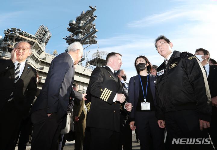 [사가미=AP·교도/뉴시스]기시다 후미오 일본 총리(가장 오른쪽)가 지난 6일 가나가와현 사가미만에서 열린 국제관함식에 참석했다. 미군의 항모 로널드 레이건호에 올라 관계자의 설명을 듣고 있다. 2022.11.07.