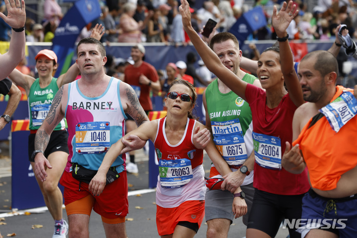 [ 뉴욕 =AP/뉴시스] 3년만에 정상적으로 열린 6일의 뉴욕 마라톤 대회를 완주한 결승선의 주자들 