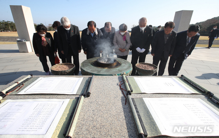 [제주=뉴시스] 우장호 기자=지난해 11월7일 4·3 유족들이 제주 봉개동 4·3평화공원 위령제단을 찾아 참배하고 있다. 2022.11.07. woo1223@newsis.com