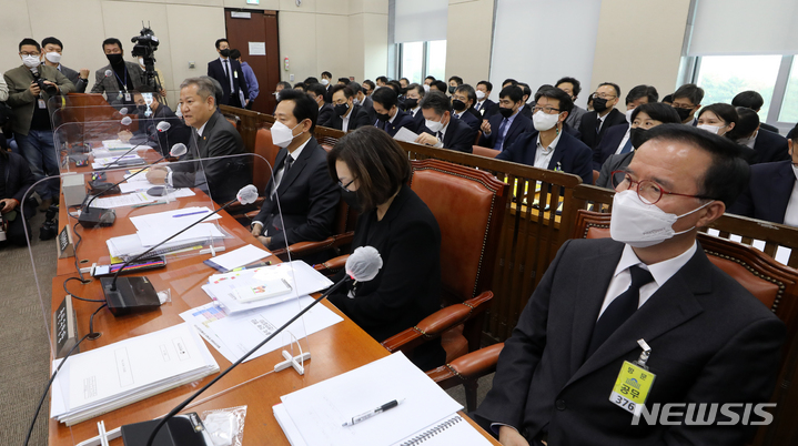 [서울=뉴시스] 고범준 기자 = 이상민 행정안전부 장관 등이 7일 오후 서울 여의도 국회에서 열린 행정안전위원회 전체회의에 출석해 있다. 오른쪽부터 김광호 서울경찰청장, 박희영 용산구청장, 오세훈 서울시장, 이상민 행정안전부 장관. 2022.11.07. bjko@newsis.com