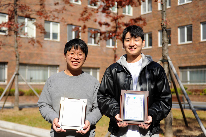 2022 경상북도건축문화제에서 수상한 김경현(오른쪽)씨와 박희찬 씨가 상장을 펼쳐 보이고 있다. *재판매 및 DB 금지