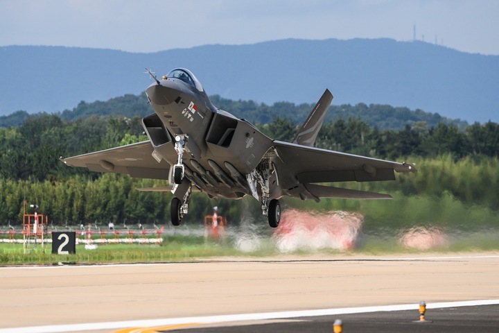 [서울=뉴시스] 지난 7월 19일 첫 비행에 성공한 한국형 전투기 KF-21 보라매. (사진=한국항공우주산업 제공) *재판매 및 DB 금지