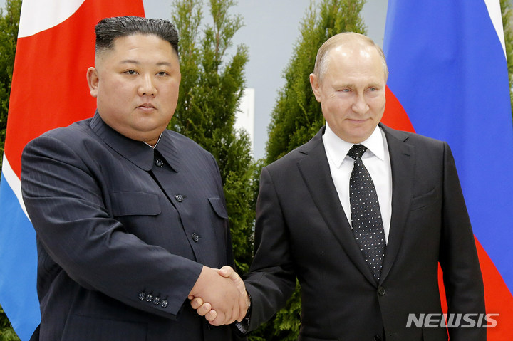 [블라디보스토크=AP/뉴시스] 김정은 북한 국무위원장(왼쪽)과 블라디미르 푸틴 러시아 대통령이 지난 2019년 4월25일(현지시간) 러시아 블라디보스토크에서 만나 악수하고 있다. 