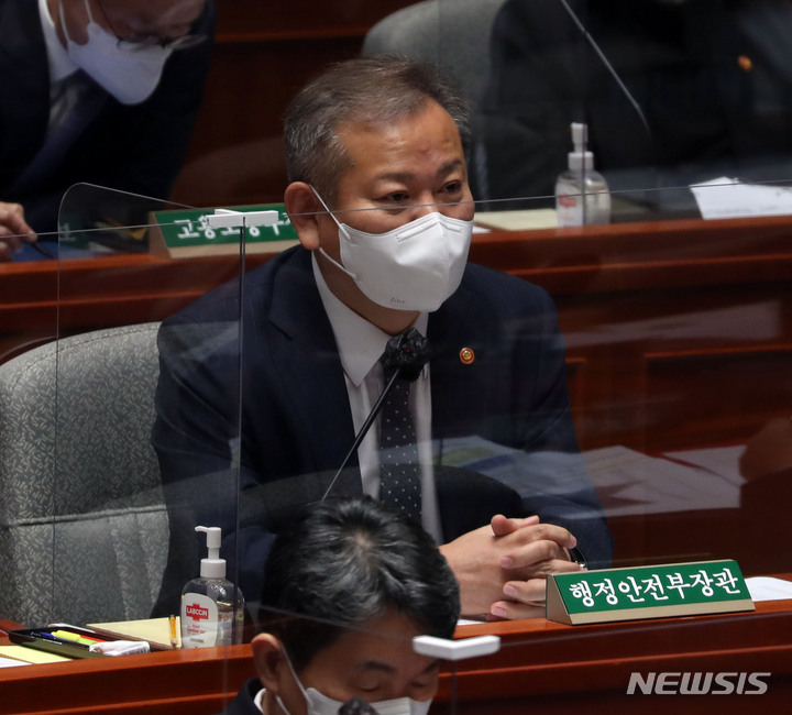 [서울=뉴시스] 전진환 기자 = 이상민 행정안저부장관이 8일 서울 여의도 국회에서 열린 국회 예산결산특별위원회 전체회의에서 의원 질의에 답하고 있다. 2022.11.08. amin2@newsis.com