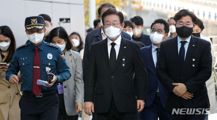 [서울=뉴시스] 김선웅 기자 = 이재명 더불어민주당 대표가 지난 8일 서울 용산구 원효로 다목적 실내체육관에 마련된 이태원 참사 유실물센터를 방문하고 있다. 2022.11.08. mangusta@newsis.com