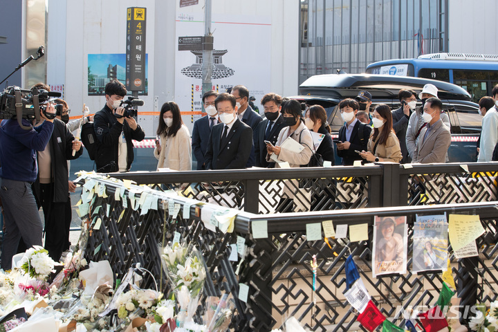 [서울=뉴시스] 국회사진기자단 = 지난 8일 이재명 더불어민주당 대표가 서울 용산구 이태원역 1번 출구에 마련된 이태원 참사 희생자 추모 공간을 방문하고 있다. 2022.11.08. photo@newsis.com