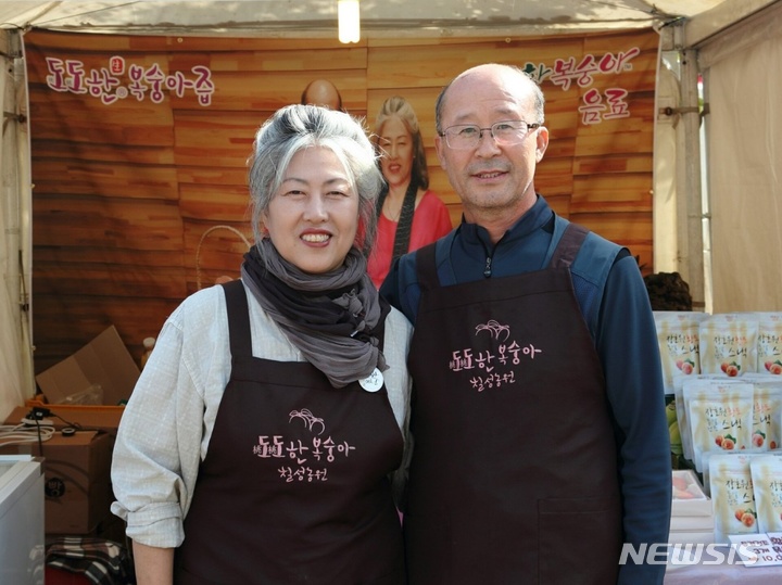  경기도 농어민대상 과수부문 수상자 이순열씨(사진 좌측)