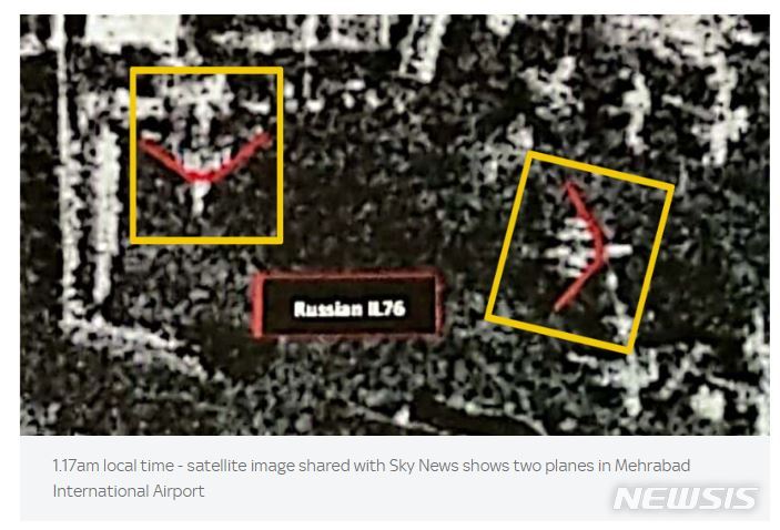 [서울=뉴시스] 익명을 요구한 서방 정보당국 소식통이 8일(현지시간) 영국 스카이뉴스에 제공한 지난 8월20일자 위성사진에서 러시아 군용기 2대가 이란 테헤란 메헤바드 국제공항에 있는 것이 보이고 있다. 이 소식통은 러시아가 이 군용기를 통해 이란에 현금과 서방 포획 무기를 주고 드론을 구입한 것으로 추정했다. (사진=스카이뉴스 웹사이트 캡처) 2022.11.09. 