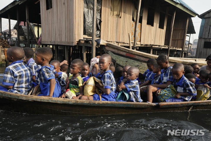 [라고스=AP/뉴시스] 8일(현지시간) 나이지리아 라고스 인근 수상 빈민가 마코코에서 학생들이 카누를 타고 이동하고 있다. 2022.11.09.