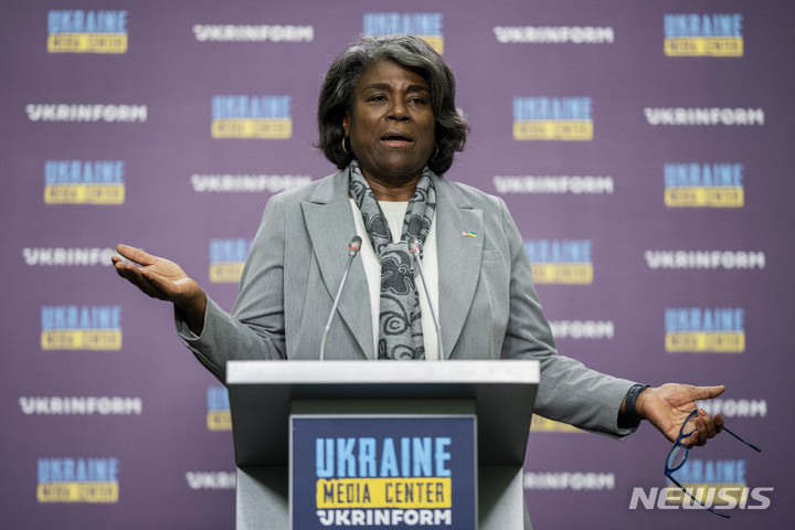 [키이우=AP/뉴시스] 우크라이나를 방문한 린다 토마스-그린필드 유엔 주재 미국 대사가 8일(현지시간) 키이우에서 기자회견하고 있다. 2022.11.09. 