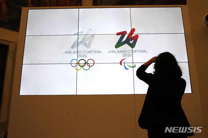 [로마=AP/뉴시스] 2026년 밀라노 코르티나담페초 동계올림픽과 동계패럴림픽 엠블럼이 31일(한국시간) 이탈리아 로마에서 열린 기자회견 행사에서 공개되고 있다. 2021.03.31.