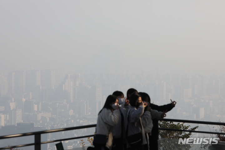 [서울=뉴시스] 김근수 기자 = 수도권 일부지역 미세먼지 농도가 '나쁨' 상태를 보인 지난 9일 오전 서울 중구 남산에서 바라본 서울 도심이 뿌옇게 보이고 있다. 2022.11.09. ks@newsis.com