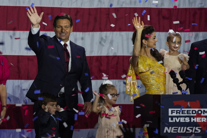 [플로리다=AP/뉴시스]론 디샌티스 플로리다 주지사가 8일(현지시간) 재선에 성공해 그의 아내와 함께 손을 흔들고 있다. 2022.11.9 