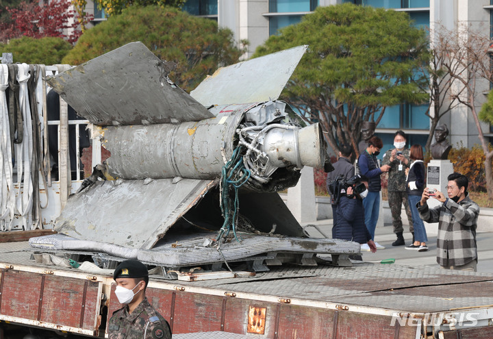 [서울=뉴시스] 권창회 기자 = 9일 국방부가 서울 용산 국방부 청사에서 북한이 지난 2일 북방한계선(NLL) 이남으로 쏜 SA-5 지대공 미사일을 취재진에 공개하고 있다. (공동사진취재) 2022.11.09. photo@newsis.com