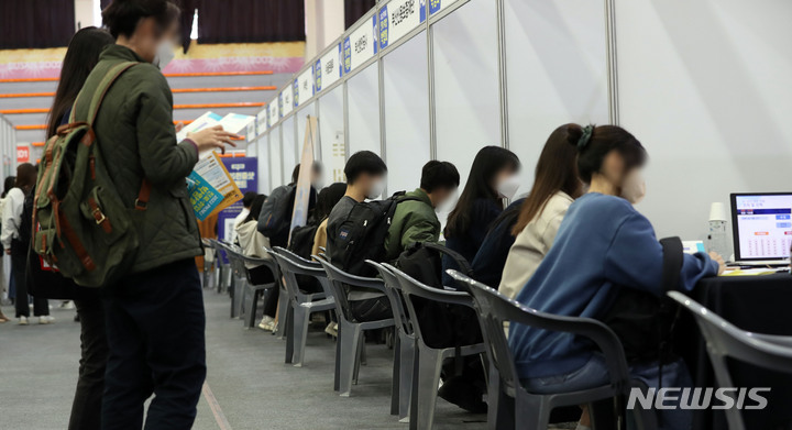 [서울=뉴시스] 학생들이 기업 부스에서 채용상담을 하고 있다. (사진=뉴시스 DB). photo@newsis.com