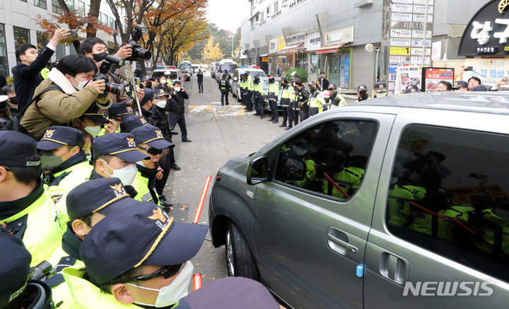 [서울=뉴시스] 전진환 기자 = 검찰이 9일 이재명 더불어민주당 대표의 최측근인 정진상 대표실 정무조정실장과 관련해 서울 여의도 더불어민주당 중앙당사 내 당대표 비서실에 대한 압수수색을 마치고 차량을 타고 떠나고 있다. 2022.11.09. amin2@newsis.com