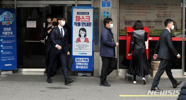 [서울=뉴시스] 전진환 기자 = 검찰이 9일 이재명 더불어민주당 대표의 최측근인 정진상 대표실 정무조정실장과 관련해 서울 여의도 더불어민주당 중앙당사 내 당대표 비서실에 대한 압수수색을 마치고 나오고 있다. 2022.11.09. amin2@newsis.com