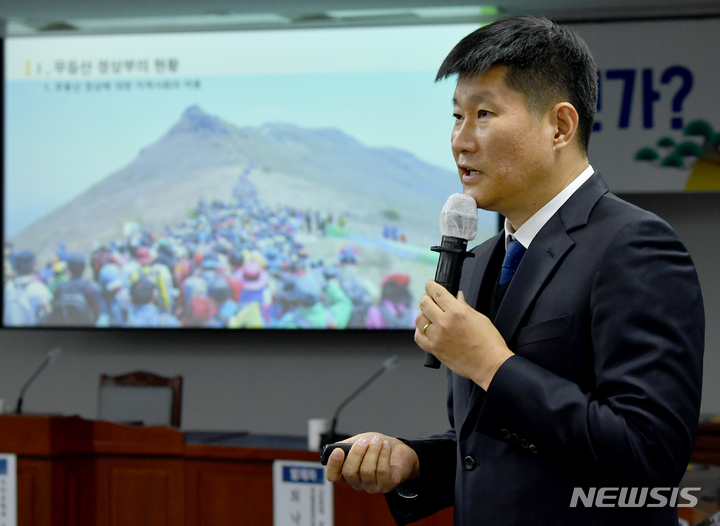 [광주=뉴시스] 김혜인 기자 = 최윤호 백두대간숲연구소장은 9일 오후 광주 서구 치평동 광주시의회 5층에서 열린'무등산 정상 복원 방안' 토론회에서 발언하고 있다.2022.11.09.hyein0342@newsis.com