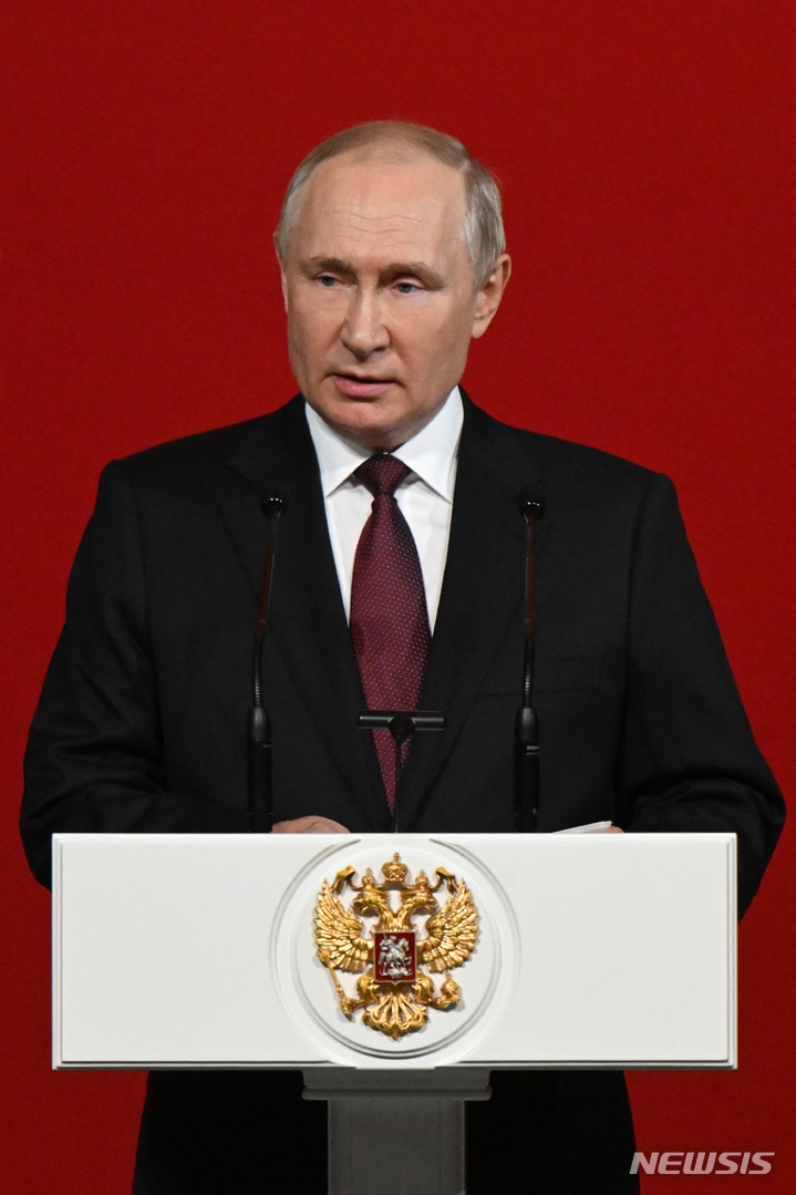 [모스크바=AP/뉴시스] 블라디미르 푸틴 러시아 대통령이 9일(현지시간) 모스크바에서 열린 러시아 연방생물의학청(FMBA) 창립 75주년 기념식에 참석해 연설하고 있다. 2022.11.10.