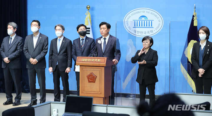 [서울=뉴시스] 전진환 기자 = 국회 과방위 더불어민주당 간사인 조승래의원이 10일 서울 여의도 소통관에서 열린 대통령실의 MBC 전용기 탑승 불허 통보 관련 규탄 기자회견에서 발언하고 있다. 2022.11.10. amin2@newsis.com