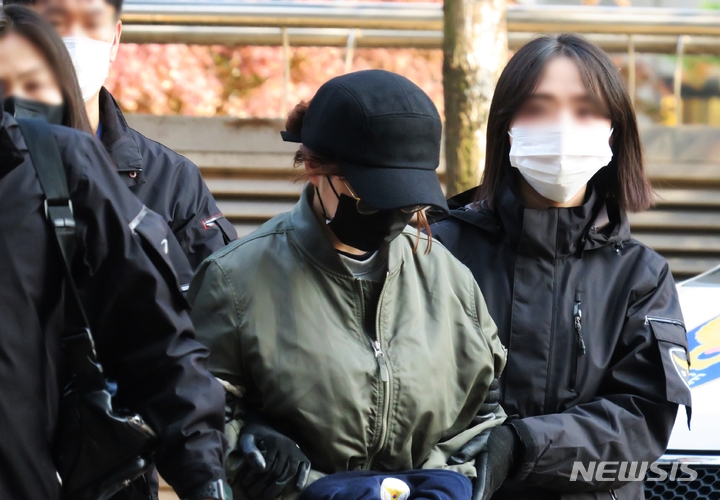 [인천=뉴시스] 김동영 기자 = 60대 어머니에게 자동차 부동액을 몰래 먹여 살해한 혐의로 재판에 넘겨진 30대 딸에 대한 대법원 판단이 나온다. 사진은 딸이 지난해 11월11일 오후 인천 미추홀구 인천지법에 구속 전 피의자 심문(영장실질심사)을 받기 위해 들어가는 모습. 2022.11.11. dy0121@newsis.com 