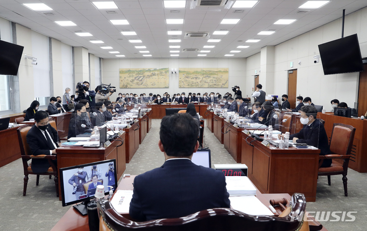 [서울=뉴시스] 최진석 기자 = 유기홍 국회 교육위 위원장이 11일 서울 여의도 국회에서 열린 교육위원회 전체회의를 주재하고 있다. 2022.11.11. myjs@newsis.com