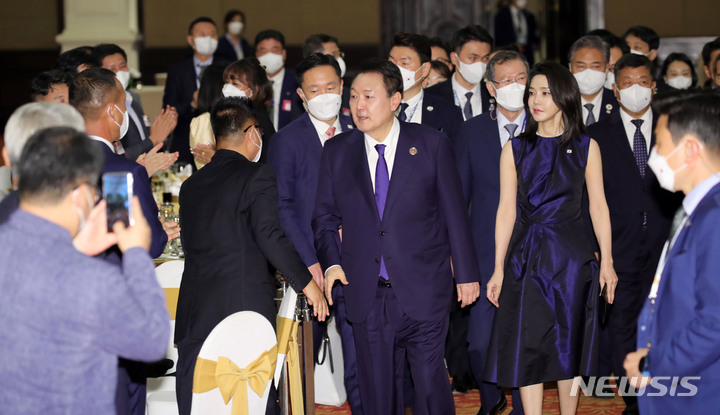 [프놈펜=뉴시스] 홍효식 기자 = 윤석열 대통령과 부인 김건희 여사가 11일(현지시간) 프놈펜 소피텔호텔에서 열린 캄보디아 동포 간담회에 참석하고 있다. 2022.11.11. yesphoto@newsis.com