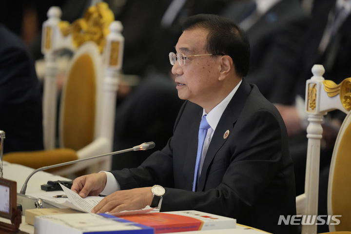 [프놈펜=AP/뉴시스]리커창 중국 총리가 12일 캄보디아 프놈펜에서 열린 아세안(동남아국가연합)+3 정상회의에 참석해 연설하고 있다. 2022.11.12.