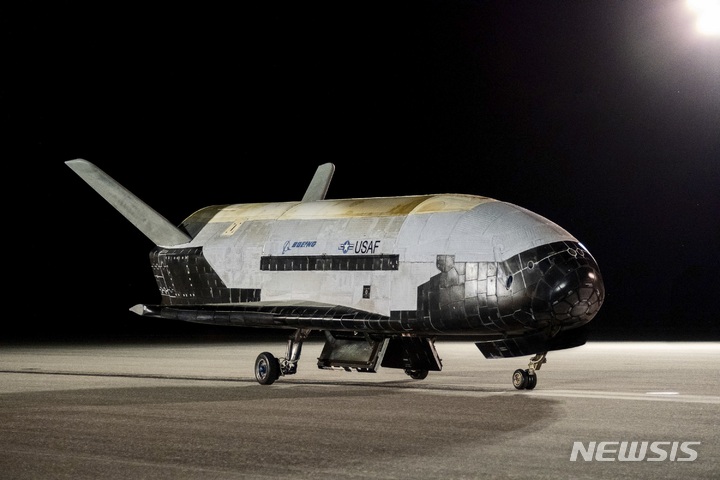 [플로리다=AP/뉴시스] 미국 우주군의 극비 우주선 X-37B가 민간 우주기업 스페이스X의 로켓에 실려 일곱 번째로 우주 비행에 나선다고 미국 스페이스닷컴이 7일(현지시간) 전했다. 사진은 미국 플로리다 케네디우주센터에 전시되어 있는 X-37B의 모습. 2023.12.09.