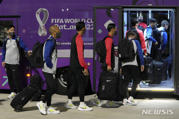 [도하=AP/뉴시스] 한국 축구대표팀 선수들이 14일(현지시간) 카타르 도하의 하마드 국제공항에 도착해 숙소행 버스에 오르고 있다. 한국은 오는 24일 2022 카타르 월드컵 조별리그 H조 우루과이와 첫 경기를 치른다. 2022.11.14.