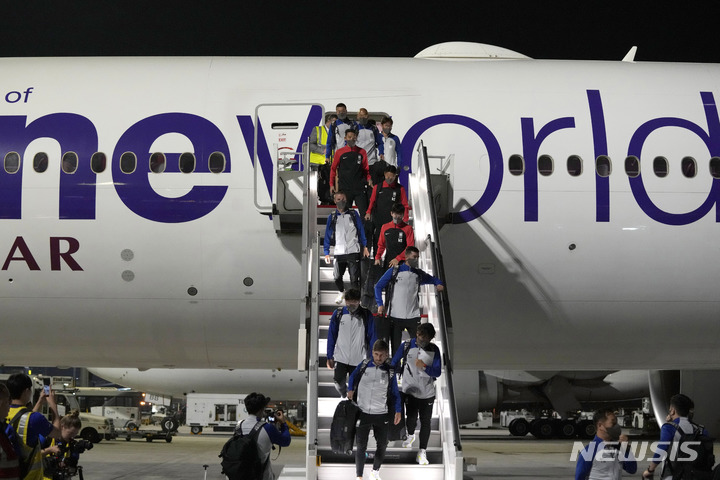 [도하=AP/뉴시스] 한국 축구대표팀 선수들이 14일(현지시간) 카타르 도하의 하마드 국제공항에 도착해 비행기에서 내리고 있다. 한국은 오는 24일 2022 카타르 월드컵 조별리그 H조 우루과이와 첫 경기를 치른다. 2022.11.14.