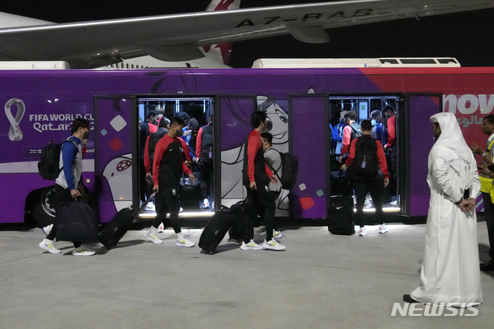 [도하=AP/뉴시스] 한국 축구대표팀 선수들이 14일(현지시간) 카타르 도하의 하마드 국제공항에 도착해 버스에 오르고 있다. 한국은 오는 24일 2022 카타르 월드컵 조별리그 H조 우루과이와 첫 경기를 치른다. 2022.11.14.