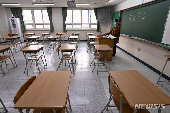 [수원=뉴시스] 지난달 14일 경기도 수원시 장안구 조원고등학교에서 교사가 수업을 진행하고 있다. (사진=뉴시스DB). 2022.12.05. photo@newsis.com