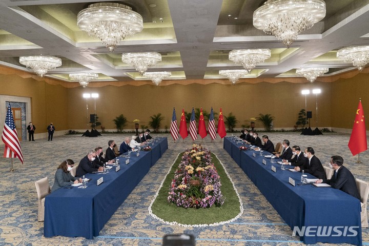 [발리=AP/뉴시스] 조 바이든(왼쪽 가운데) 미국 대통령이 14일(현지시간) 인도네시아 발리에서 열린 주요 20개국(G20) 정상회의에서 시진핑(오른쪽 가운데) 중국 국가주석과 회담하고 있다. 2022.11.14.