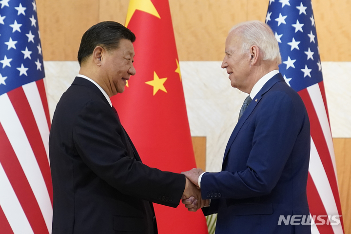 [발리=AP/뉴시스] 조 바이든(오른쪽) 미국 대통령이 14일(현지시간) 인도네시아 발리에서 열린 주요 20개국(G20) 정상회의에서 시진핑 중국 국가주석과 만나 회담에 앞서 악수하고 있다. 2022.11.14.
