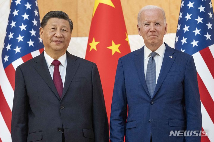 [발리=AP/뉴시스] 조 바이든(오른쪽) 미국 대통령과 시진핑 중국 국가주석이 지난해 11월14일(현지시간) 인도네시아 발리에서 열린 주요 20개국(G20) 정상회의에 앞서 기념 촬영하고 있다. 2023.05.25