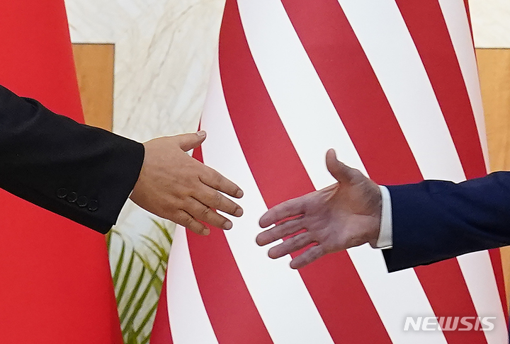 [발리=AP/뉴시스] 조 바이든(오른쪽) 미국 대통령과 시진핑 중국 국가주석이 지난해 11월14일(현지시간) 인도네시아 발리에서 열린 주요 20개국(G20) 정상회의에서 만나 회담에 앞서 악수하고 있다. 2023.05.31