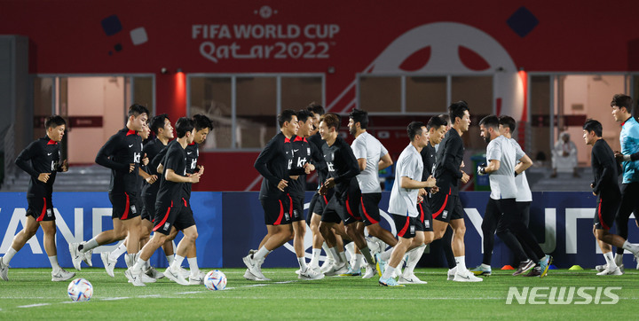 [도하(카타르)=뉴시스] 조성우 기자 = 한국 축구대표팀 선수들이 14일(현지시간) 카타르 도하 알 에글라 트레이닝센터에서 첫 훈련을 임하고 있다. 2022.11.14. xconfind@newsis.com