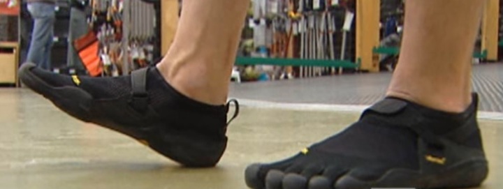 [서울=뉴시스] 로버트슨은 맨발이나 맨발 신발(사진)을 신고 돌아다니는 것이 발 건강에 훨씬 도움이 된다고 말했다 (사진출처: CBC 영상 캡처) 2022.11.15. *재판매 및 DB 금지