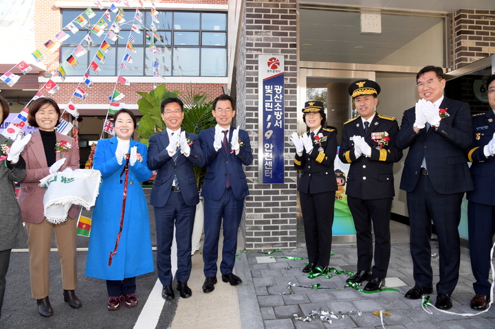 [광주=뉴시스] 문영훈 광주시 행정부시장이 15일 오전 광산구 삼거동에 위치한 빛그린119안전센터 개청식에 참석, 참석자들과 함께 현판제막식을 하고 있다. (사진 = 광주시 제공) *재판매 및 DB 금지