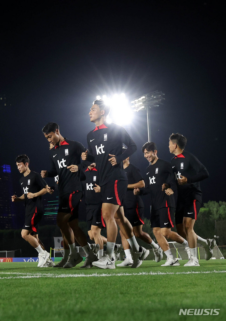 [도하(카타르)=뉴시스] 조성우 기자 = 한국 축구대표팀 선수들이 14일(현지시간) 카타르 도하 알 에글라 트레이닝센터에서 열린 첫 훈련에 열중하고 있다. 2022.11.15. xconfind@newsis.com