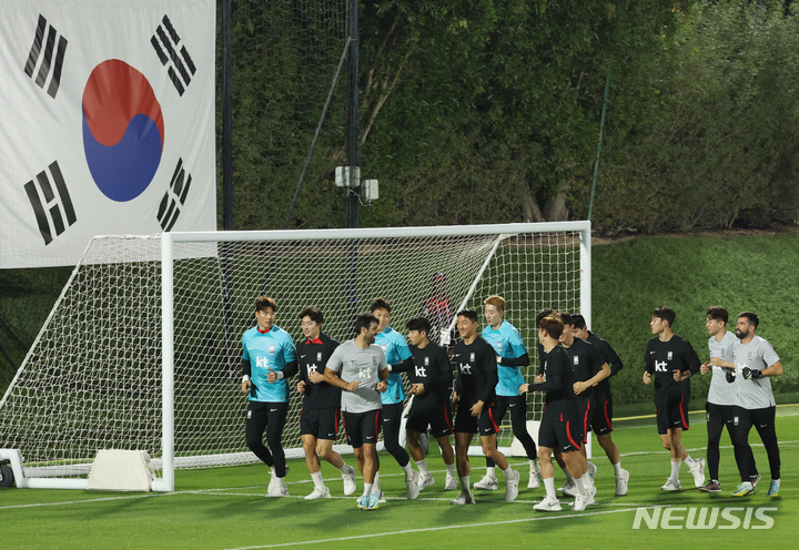 [도하(카타르)=뉴시스] 조성우 기자 = 한국 축구대표팀 선수들이 14일(현지시간) 카타르 도하 알 에글라 트레이닝센터에서 열린 첫 훈련에 열중하고 있다. 2022.11.15. xconfind@newsis.com