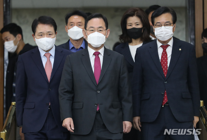 [서울=뉴시스] 전진환 기자 = 주호영 국민의힘 원내대표가 15일 오전 서울 여의도 국회에서 열린 원내대책회의에 원내지도부와 참석하고 있다. 2022.11.15 amin2@newsis.com