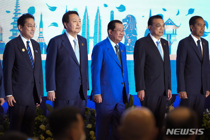 [발리=AP/뉴시스] 인도네시아 발리에서 열리는 주요20개국(G20) 정상회의에 참석 중인 훈센 캄보디아 총리가 14일(현지시간) 인도네시아 의료진으로부터 코로나19 확진 판정 통보를 받아 일정을 취소하고 15일 귀국길에 오른 것으로 전해졌다. 훈센 총리는 지난 13일까지 윤석열 대통령, 조 바이든 미국 대통령 등 각국 정상들과 접촉했다. 사진은 훈센 총리가 지난 12일 캄보디아 프놈펜에서 열린 동남아시아국가연합(아세안) 정상회의 중 윤석열 대통령 옆에서 기념 촬영하는 모습. 2022.11.15.