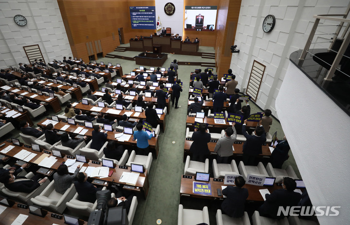 [서울=뉴시스] 추상철 기자 = 지난 15일 오후 서울 종로구 서울시의회 본회의장에서 열린 '제315회 시의회 정례회'에서 야당의원들이 'TBS 폐지 조례안' 상정을 앞두고 피켓팅을 하고 있다. 2022.11.19. scchoo@newsis.com