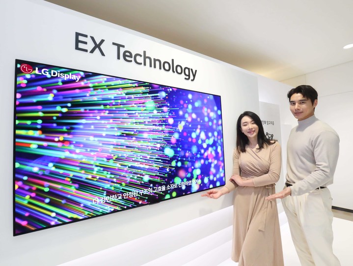 [서울=뉴시스]LG디스플레이 모델이 EX 테크놀로지가 적용된 OLED TV 패널을 소개하고 있다. (사진 = 업체 제공) photo@newsis.com *재판매 및 DB 금지
